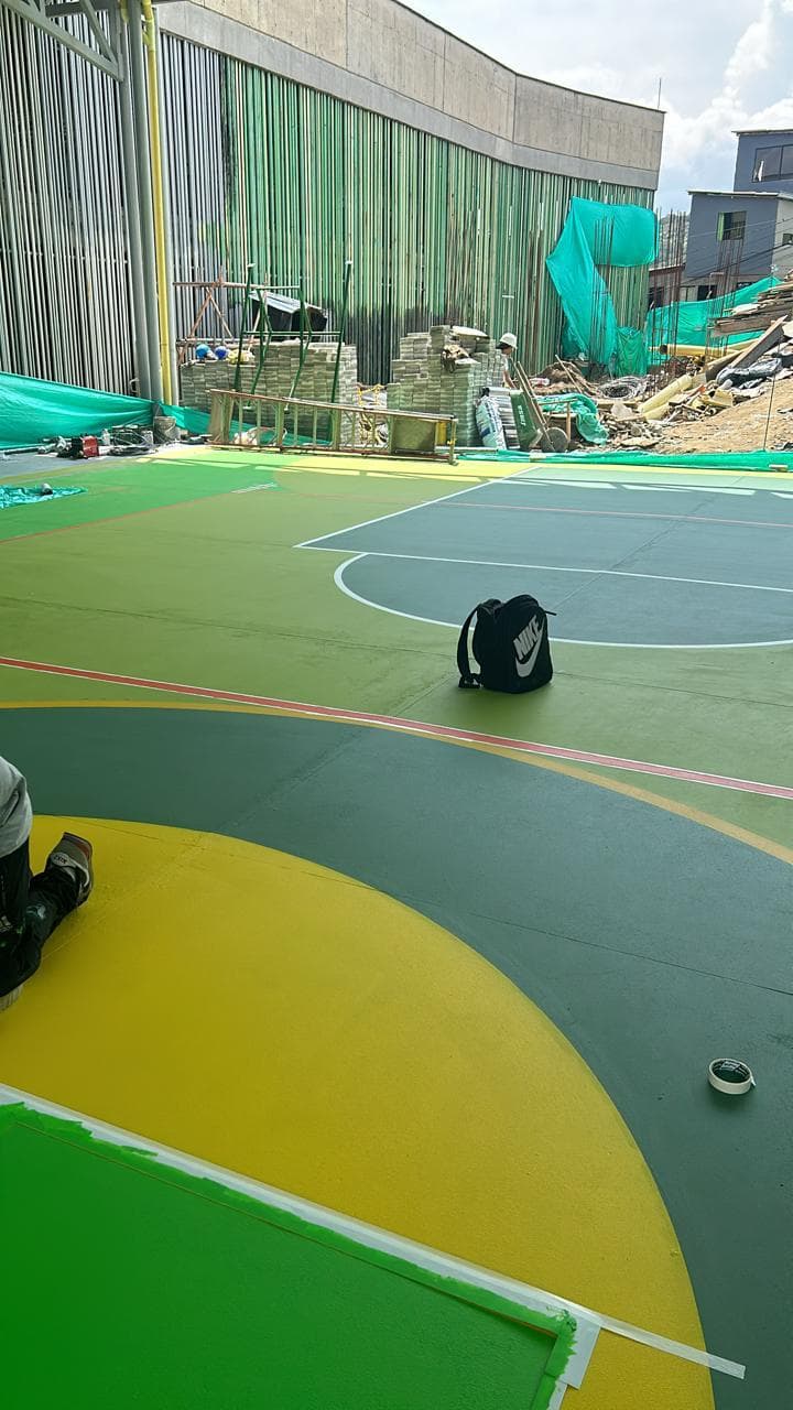 Cancha deportiva multifuncional — pintura de piso en proceso