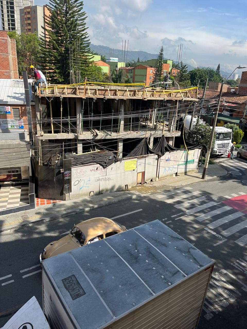 Construcción en concreto — vista general de la obra desde la calle