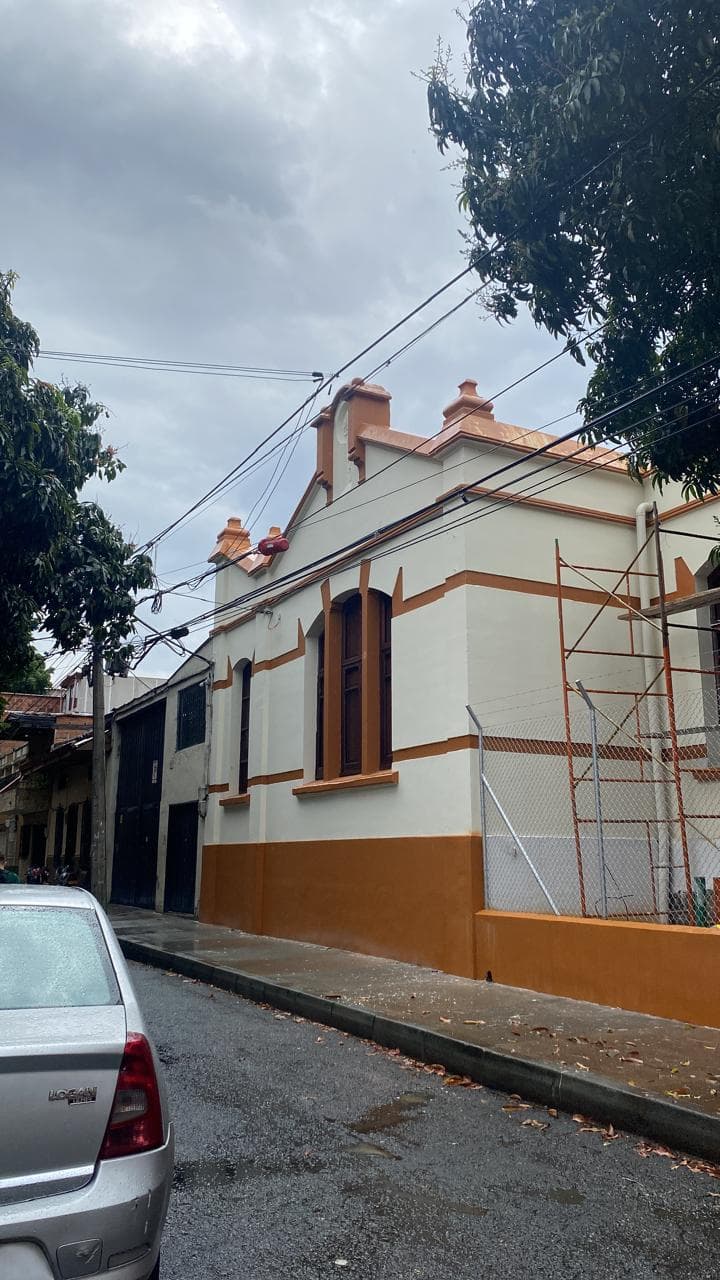 Fachada patrimonial restaurada, Carrera 88 — vista general