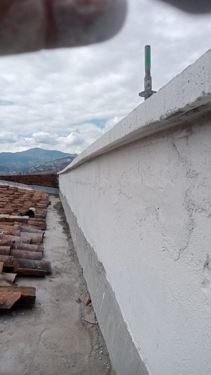Impermeabilización de cubierta — pretil en pañete, vista panorámica