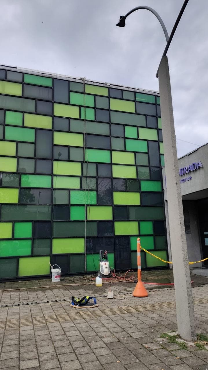 Limpieza de fachada de vidrio — Unidad Deportiva Belén, equipo de lavado a presión