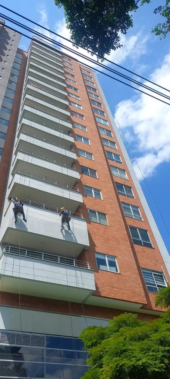 Mantenimiento en altura — torre residencial, operarios en rappel
