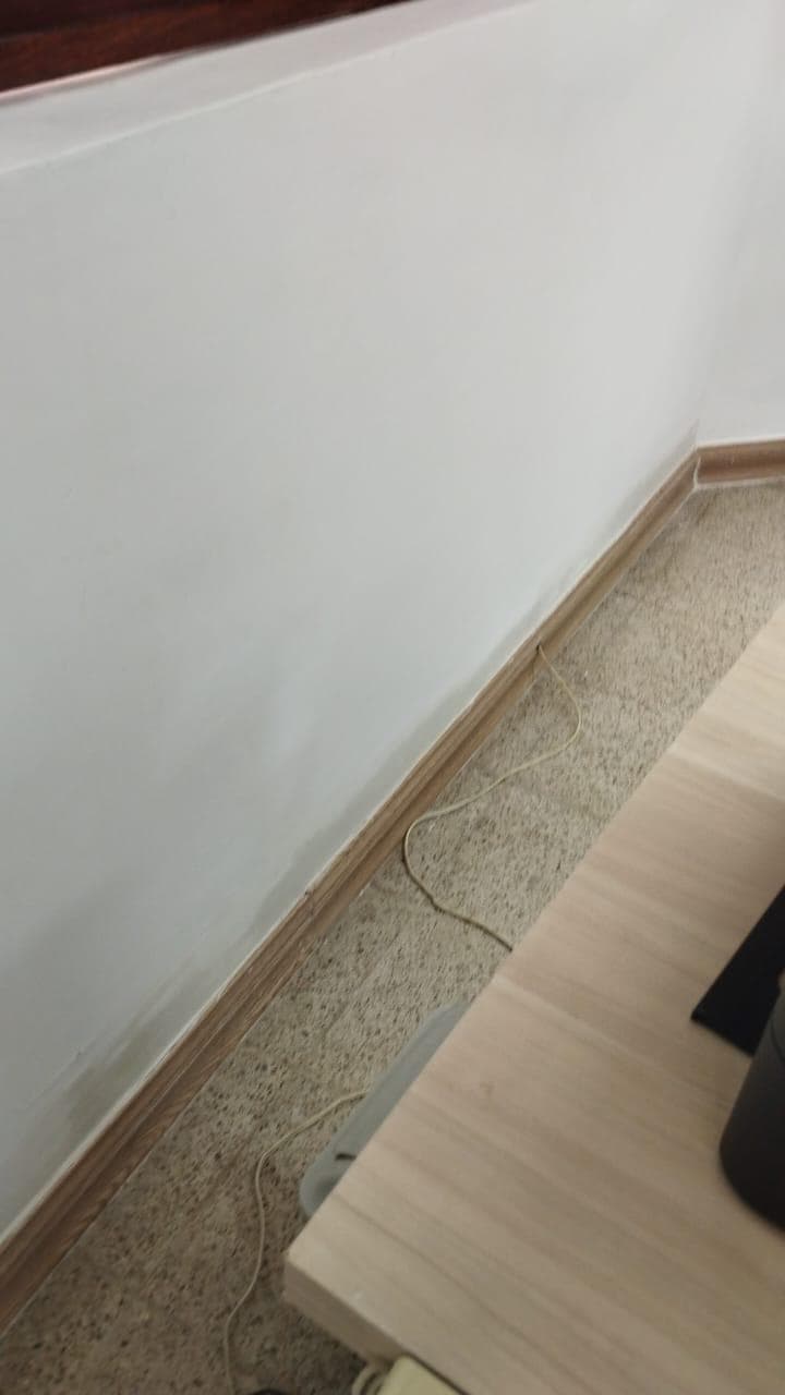 Remodelación interior — detalle de guardaescoba y acabado de muro