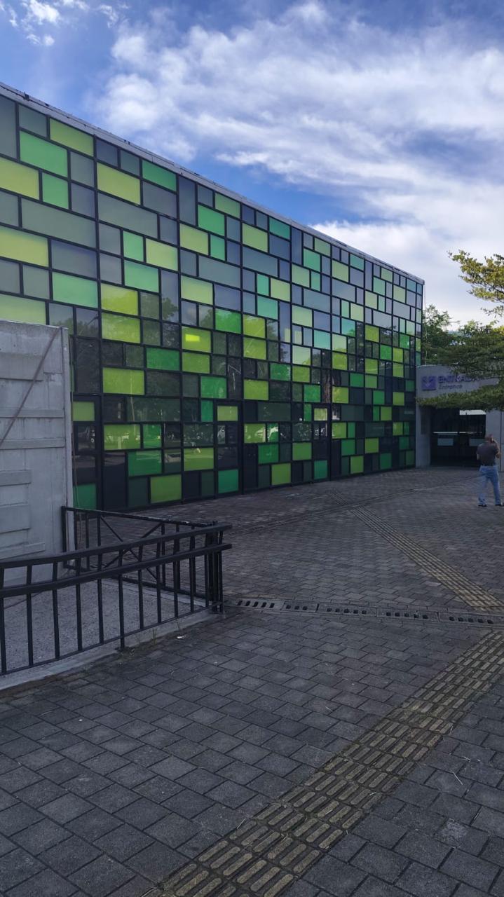 Limpieza de fachada de vidrio — Unidad Deportiva Belén (INDER)